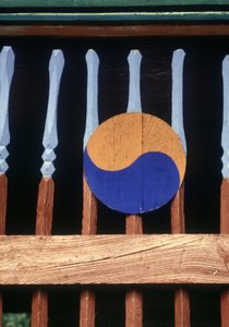 Simbolo Yin e Yang su una barriera di legno (Kree)