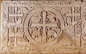 Lastra del presbiterio, elemento di chiusura del coro di una chiesa. Dal Libano. V-VI secolo d.C. Parigi, Museo del Louvre