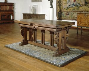 Tavolo di noce con cassetti su telaio di quercia con colonne toscane, 1550-1600 da School Netherlandish
