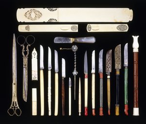Un gruppo di ventidue strumenti da scriba ottomani, comprendente undici coltelli, un girapagina, forbici, un coltello da carta, scatola d