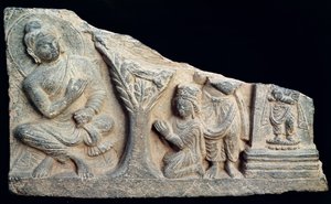 Dettaglio di un fregio in rilievo che raffigura un Buddha seduto con oranti, stile greco-buddhista, da Taxila, Pakistan
