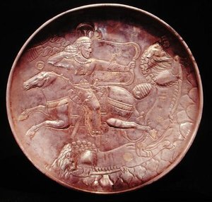Piatto raffigurante un soldato reale che caccia leoni, VI-VII secolo da School Persian