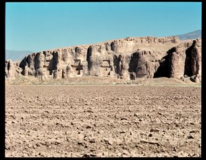 Vista della Necropoli e delle Quattro tombe appartenenti ai re achemenidi, da sinistra a destra, Arius II, Artaserse I e Dario I il grande da School Persian