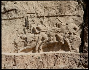 Veduta della Necropoli e delle tombe appartenenti ai re achemenidi, rilievo che rappresenta scene di battaglia da School Persian