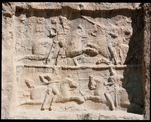Veduta della Necropoli e delle tombe appartenenti ai re achemenidi, rilievo che rappresenta scene di battaglia da School Persian
