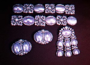 Set di gioielli, spilla, clip per orecchie e braccialetti, seconda metà del XVIII secolo da School Russian