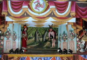 Teatro dei Pupi a Palermo. Questi pupi, appartenenti a una tradizione siciliana che risale ai tempi antichi, mirano a raccontare la storia delle invasioni e delle conquiste normanne. Nella parte superiore della fotografia è presente il simbolo siciliano de