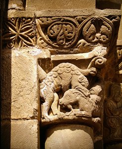 Capitello che raffigura un mostro che attacca una capra