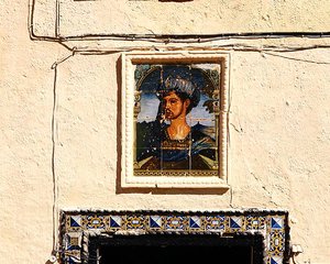 Piastrelle in ceramica con il ritratto di un uomo fuori dalla Casa del Re Moresco da School Spanish