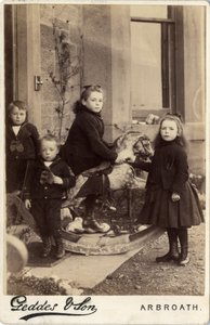 Gruppo di Bambini e il loro Cavallo a Dondolo da Scottish Photographer