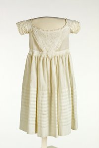 Vestito da battesimo per bambino con ricamo Ayrshire sul davanti e sulle maniche, c.1850