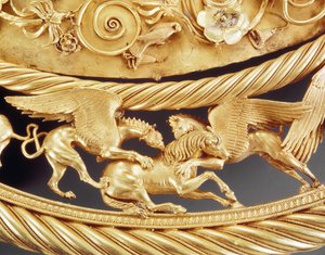 Grifoni che attaccano un cavallo, particolare di un pettorale d