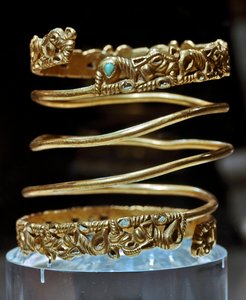 Arte scita: bracciale in oro e turchese della tribù dei Sarmati, II secolo a.C. - III secolo d.C. San Pietroburgo, Museo dell