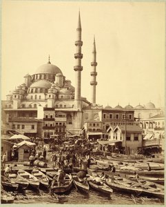 Moschea di Santa Sofia e barche da pesca sulla riva del Bosforo, Istanbul, c.1890 da Sebah and Joaillier