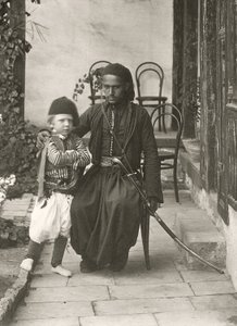 Guardia araba (kawass ottomano) con un ragazzo nel giardino di una casa nel distretto di Giudea di Gerusalemme, 1867 da Sergeant Henry Phillips