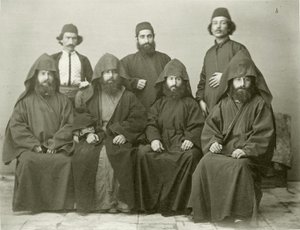 Gruppo di 4 sacerdoti armeni e 3 altri nel cortile dell