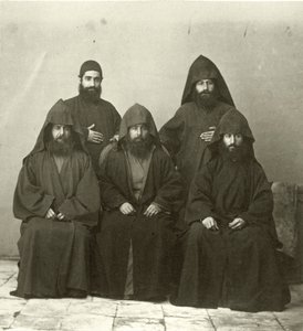 Gruppo di 5 sacerdoti armeni nel cortile del Mediterranean Hotel, Gerusalemme, 1867 da Sergeant Henry Phillips