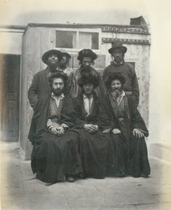 Gruppo di 7 ebrei polacchi nel cortile del Mediterranean Hotel, Gerusalemme, 1867