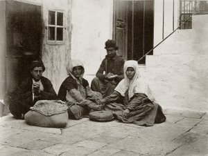 Donne che macinano farina con macine rotonde nel cortile di una casa a Gerusalemme, 1867