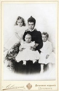 Granduchessa Xenia Alexandrovna di Russia con i figli Irina Alexandrovna, Andrei..., 1903 da Sergei Lvovich Levitsky