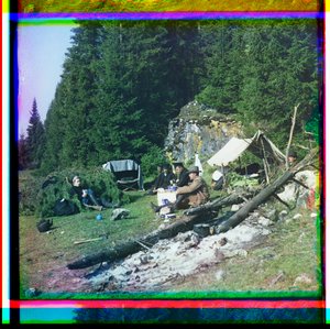 Sergei Prokudin-Gorskii e altri seduti in un campeggio, Fiume Chusovala, Monti Urali, Russia
