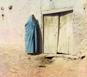 Una donna uzbeka o tagika che indossa un Burqa, c.1910 da Sergey Prokudin Gorsky