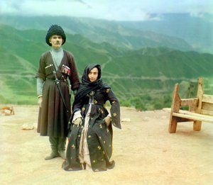 Tipi del Daghestan – un uomo con medaglie e un pugnale e una donna in abito nero, Impero Russo, tra il 1905 e il 1915 da Sergey Prokudin Gorsky
