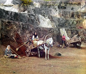 Lavoro alla miniera di Bakalskii: una famiglia, con pale e carri trainati da cavalli, che lavora nelle miniere di ferro nelle colline di Bakaly, Monti Urali, Impero Russo, 1910 da Sergey Prokudin Gorsky