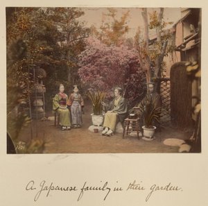 Una famiglia giapponese nel suo giardino
