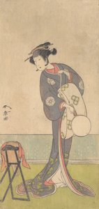 Il primo Nakamura Tomijuro come Oiran in piedi in una stanza da Shunsho