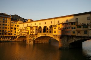 Italia, Firenze, Alba sul Ponte Vecchio all