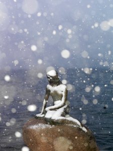 Tempesta di neve sulla statua della Sirenetta di Edvard Eriksen, inverno a Copenaghen, Danimarca, 2022