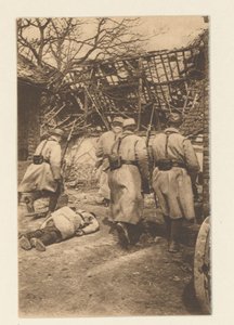 La battaglia di Arras (9 maggio-giugno) fu estremamente sanguinosa per i tedeschi. (...) Qui si vede un episodio della conquista di Neuville (...) (12 cartoline illustrate della Grande Guerra / Pochette No 2) da Sémaphore