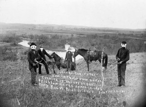 La guerra del filo spinato in Nebraska 1884-1885: I proprietari dei ranch tentano di prendere terra dai contadini opponendosi alla demarcazione del filo spinato - fotografia di Solomon D. Butcher