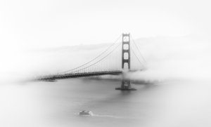 Il Golden Gate Bridge avvolto nella nebbia da Songhu Yan