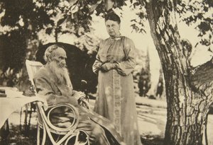 Scrittore russo Lev Tolstoj e sua moglie Sofia sul Mar Nero, Crimea, Russia, 1902
