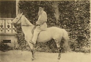 Scrittore russo Lev Tolstoj a cavallo, Mosca, Russia, 1890s da Sophia Andreevna Tolstaya