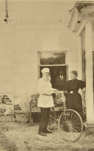 Scrittore russo Lev Tolstoj con una bicicletta, Russia, 1890