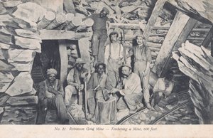 Minatori che installano puntelli di legno a 600 piedi di profondità, Robinson Gold Mine, Sudafrica (foto b/n)