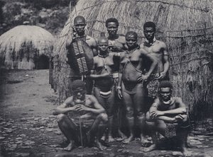 Il nativo a casa (foto in bianco e nero)