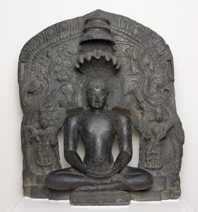 Jaina Tirthankara Parshvanatha con cappuccio di serpente seduto in meditazione (Dhyanamudra), dal Karnataka, India