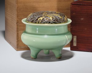 Grande incensiere tripode Longquan celadon con coperchio in metallo giapponese parzialmente dorato da Southern Song Dynasty Chinese School