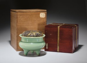 Grande incensiere tripode Longquan celadon con coperchio in metallo giapponese parzialmente dorato da Southern Song Dynasty Chinese School