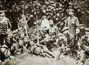 Terza guerra carlista (1872-1876): il pretendente al trono di Spagna Carlo di Borbone (1848-1909), duca di Madrid, circondato dai suoi difensori. Fotografia verso 1872-1876