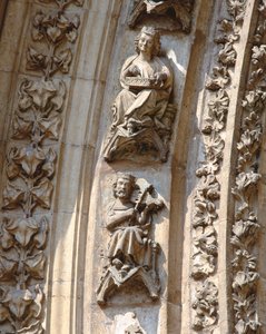 Archivolto del portale centrale della facciata ovest, dettaglio di un violinista e un suonatore di cetra, c. 1350-1400 (altorilievo)