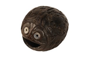 Salvadanaio scolpito in noce di cocco, coloniale spagnolo, c.1800 (noce di cocco) da Spanish School