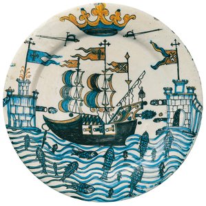 Piatto decorato con disegni di galeone e castelli sormontati da una corona da Spanish School