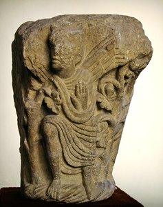 Capitello doppio che raffigura un angelo con la mano sinistra alzata in benedizione