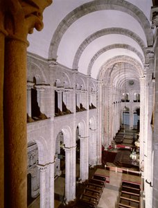 Interno della cattedrale iniziata nel 1078 da Spanish School