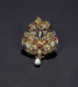 Gioielli: pendente di diamanti, smalto su oro rotondo, smeraldo e perla che rappresenta Daniele nella fossa dei leoni. 1550-1600. Dalla Spagna. Parigi, Museo del Louvre da Spanish School